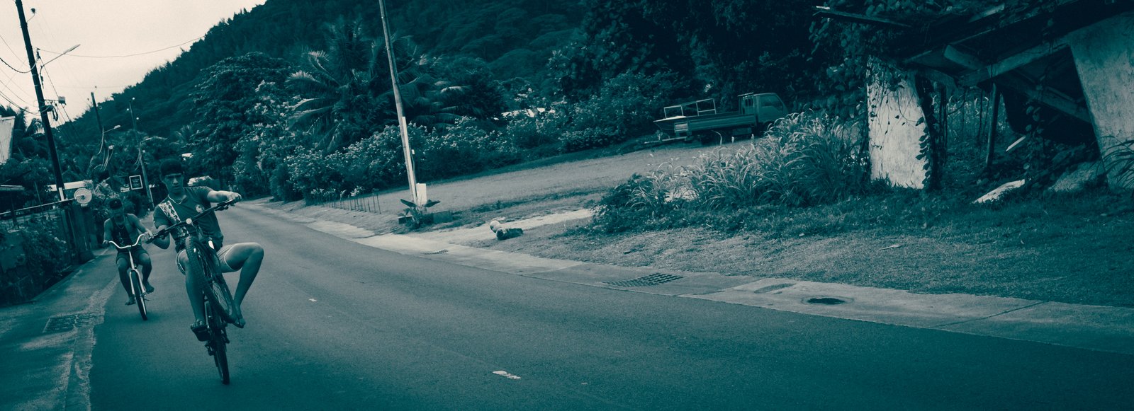 Kids on bikes, Huahine